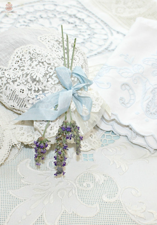 洋書 Monograms and Antique Linens Monograms and Antique Linens: A Collection of Beautiful