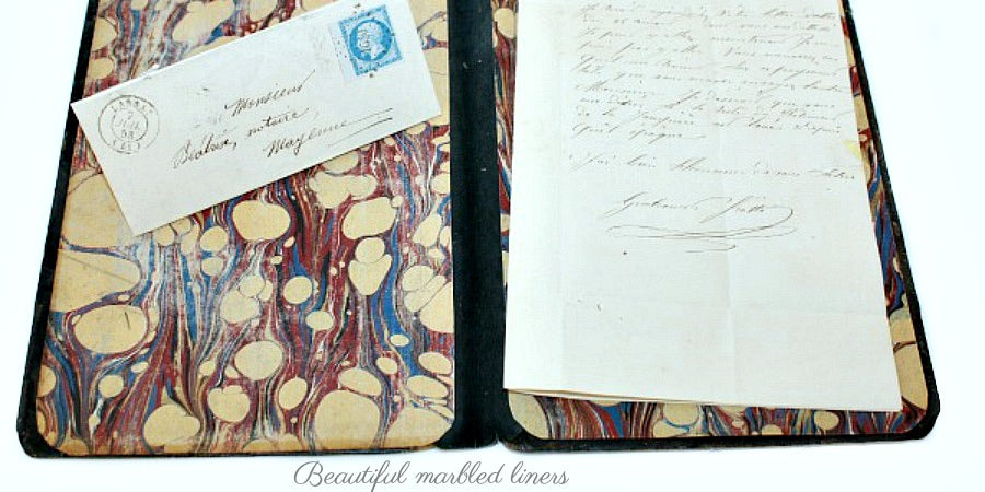 Napoleon III desk blotter in paper mache with mother-of-pearl floral inlay. Elegant folio design, collectible antique, perfect for refined writing desks.