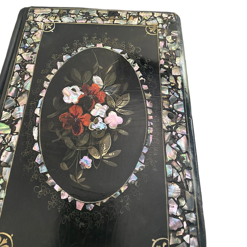 Napoleon III desk blotter in paper mache with mother-of-pearl floral inlay. Elegant folio design, collectible antique, perfect for refined writing desks.