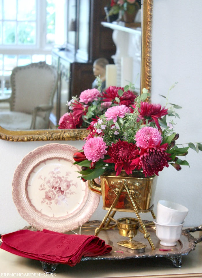 CELEBRATE FALL WITH A MONOCHROMATIC FLOWER ARRANGEMENT