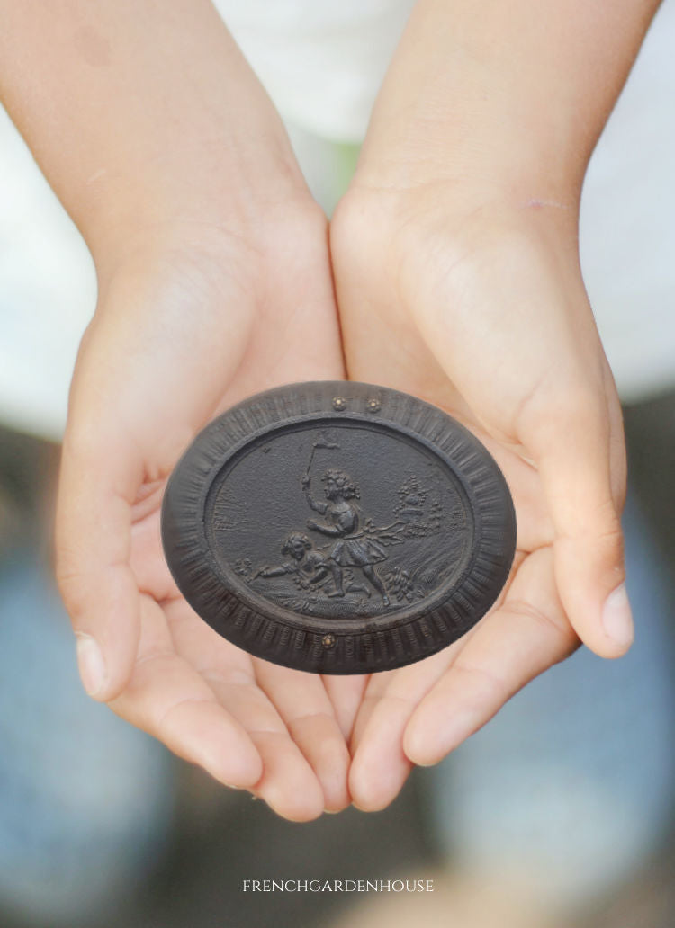 Discover the history of 19th-century Union cases: small antique photo holders with intricate designs, personal stories, and collector tips. hands holiding a oval union case