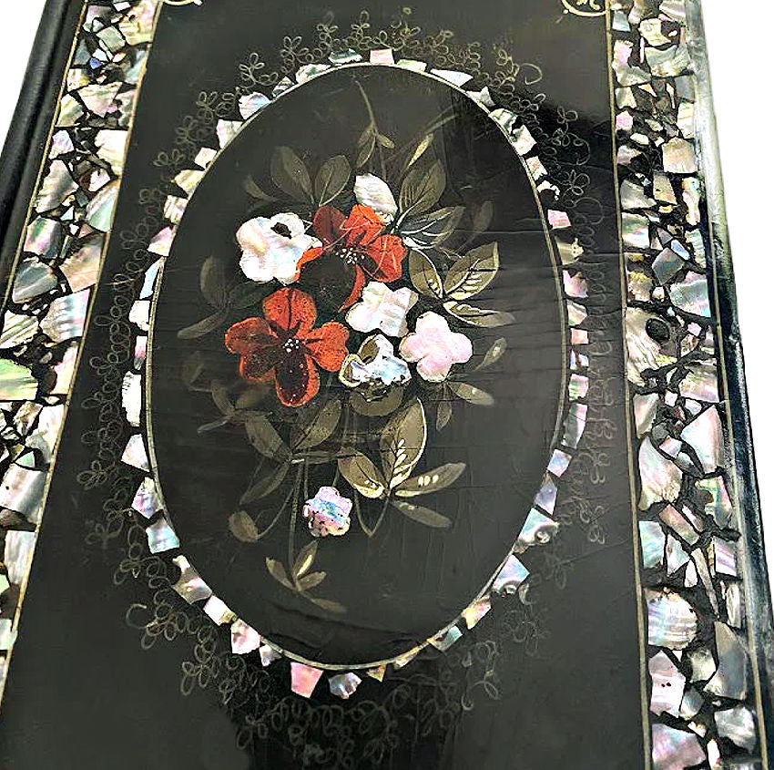 Napoleon III desk blotter in paper mache with mother-of-pearl floral inlay. Elegant folio design, collectible antique, perfect for refined writing desks.