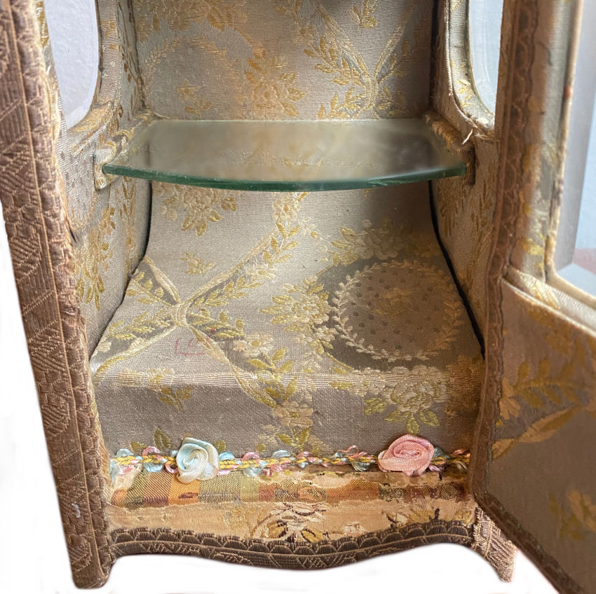Exceptional antique French miniature sedan chair vitrine in silk and gilt, a rare display case with romantic presence for treasured keepsakes or curiosities.