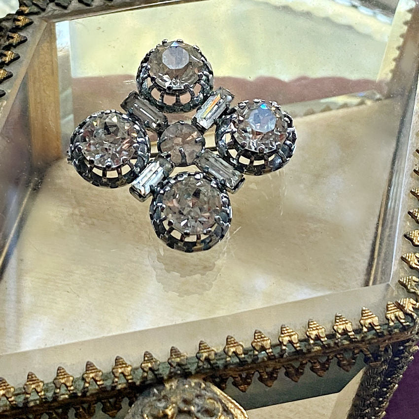 Antique Art Deco square paste brooch, silver-tone, luminous white stones, geometric elegance, perfect for collectors or refined wear.