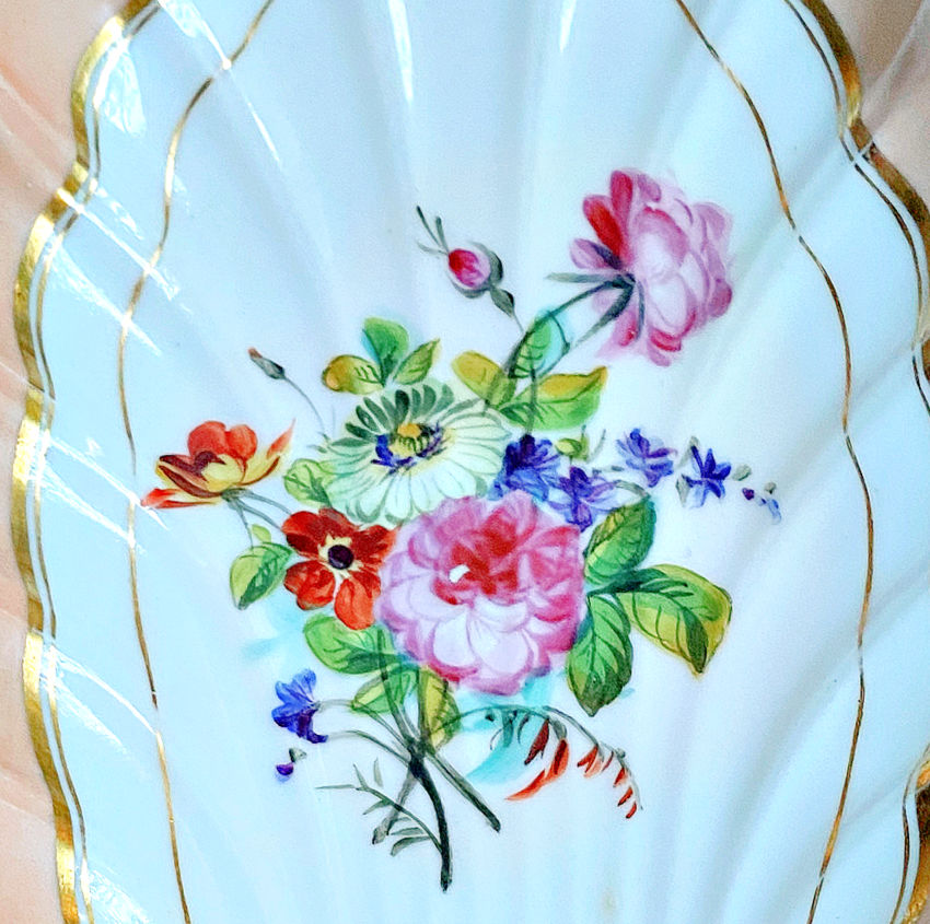 Exquisite unmarked Vieux Paris shell dish, hand-painted floral bouquet, apricot-pink rim, and gilt accents. Decorative, collectible 19th-century French porcelain.