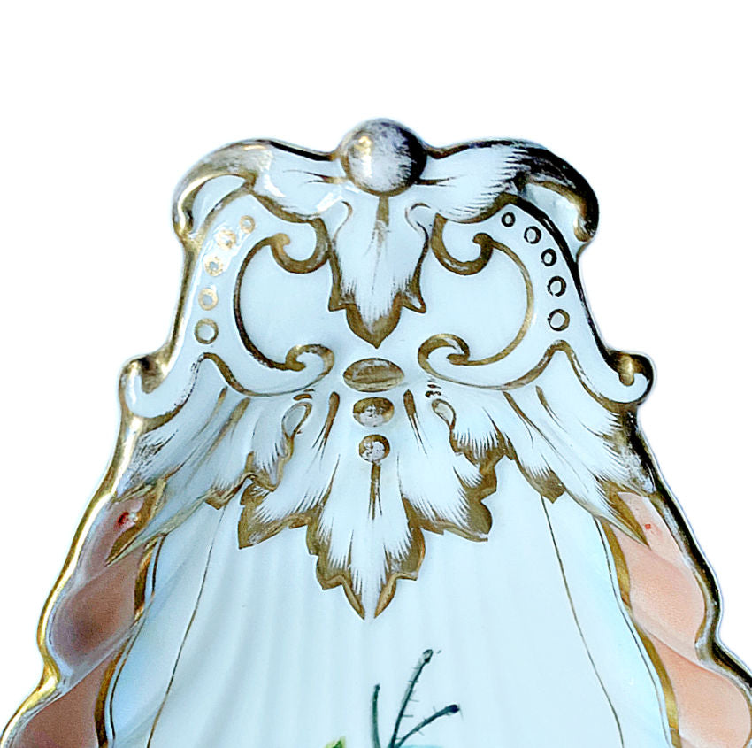 Exquisite Vieux Paris shell dish with gilt accents, an ornate handle