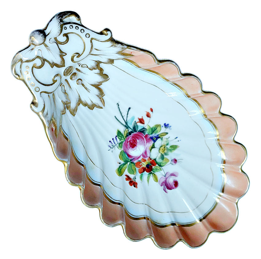 Antique Vieux Paris shell dish, hand-painted floral bouquet, apricot-pink rim, and gilt accents. Decorative, collectible 19th-century French porcelain, with a rose bouquet at center.
