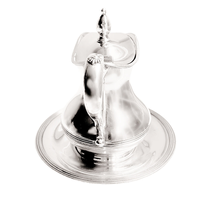 Elegant antique Wilcox silver plate syrup pitcher, circa 1885–1905. A luxurious Victorian treasure with beautiful form and shine. Perfect for fine collections.