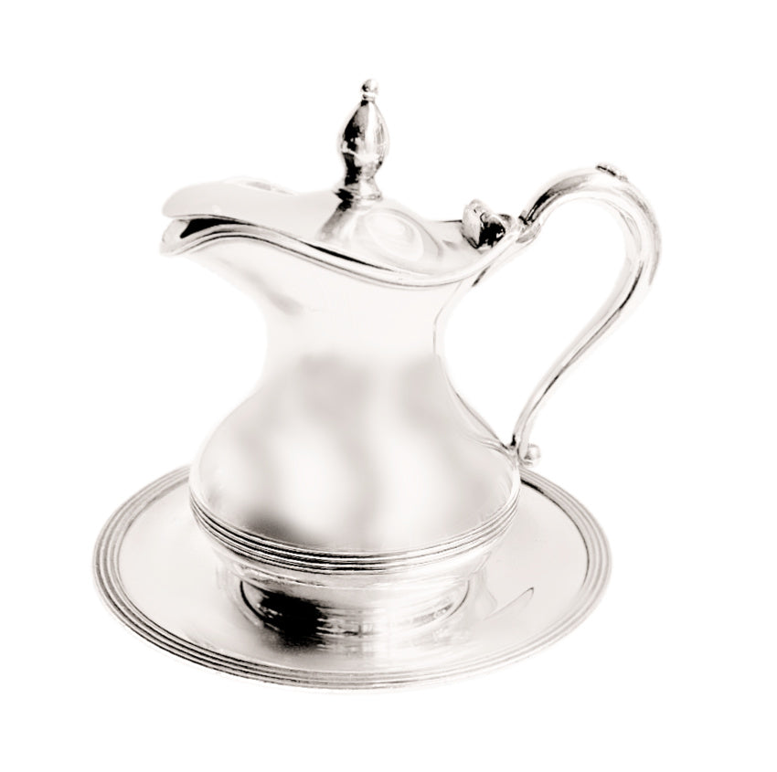 Elegant antique Wilcox silver plate syrup pitcher, circa 1885–1905. A luxurious Victorian treasure with beautiful form and shine. Perfect for fine collections.