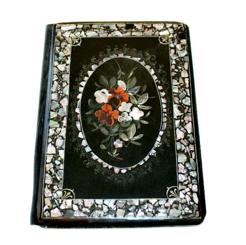 Napoleon III desk blotter in paper mache with mother-of-pearl floral inlay. Elegant folio design, collectible antique, perfect for refined writing desks.