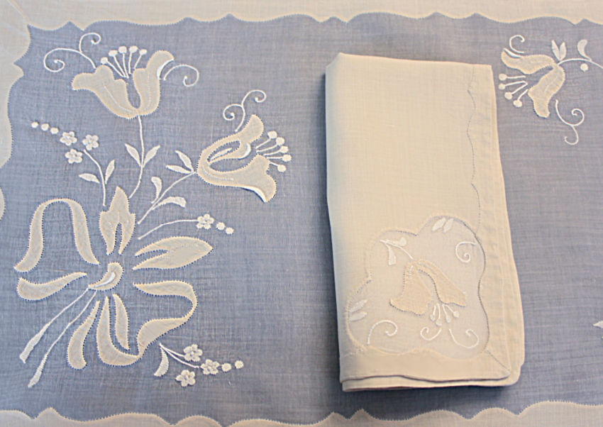 Bows and Tulips Vintage Madeira Organdy 8pc Placemat Setting for 4