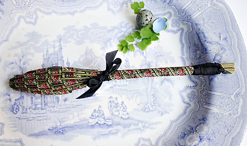 Hand Woven Lavender Fuseau de Lavande Wand Black Rose Brocade