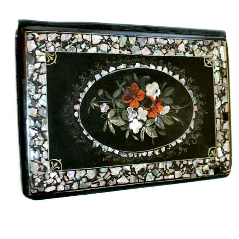 Napoleon III desk blotter in paper mache with mother-of-pearl floral inlay. Elegant folio design, collectible antique, perfect for refined writing desks.