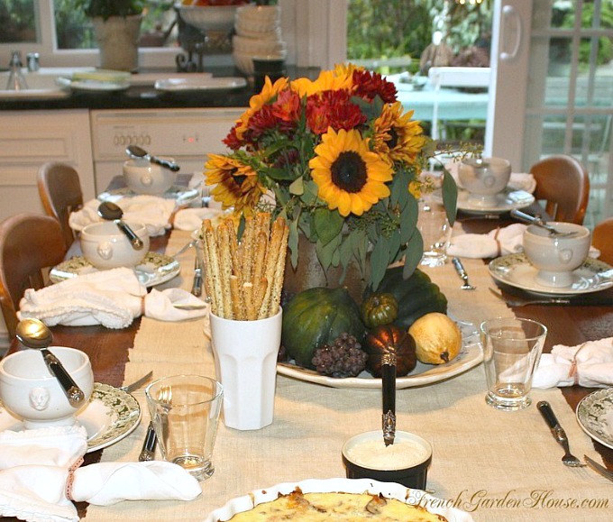 FrenchGardenhouseGivingCircletableclo