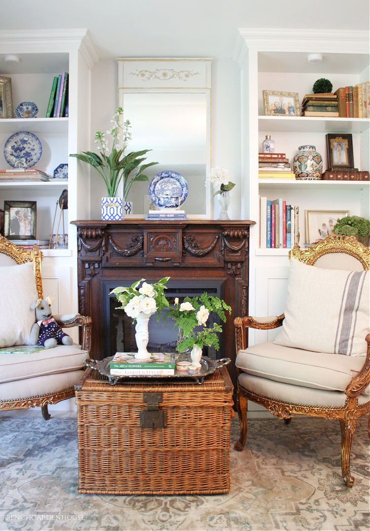 An Elegant Simple White Flower Arrangement