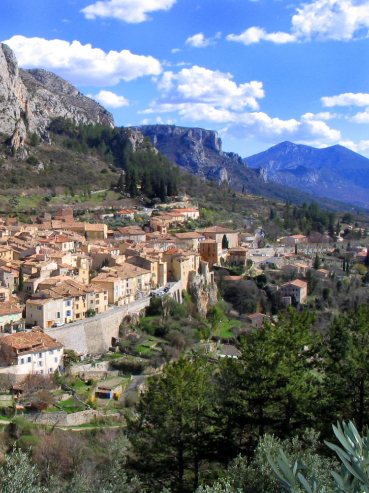 Visit Moustiers-Sainte-Marie