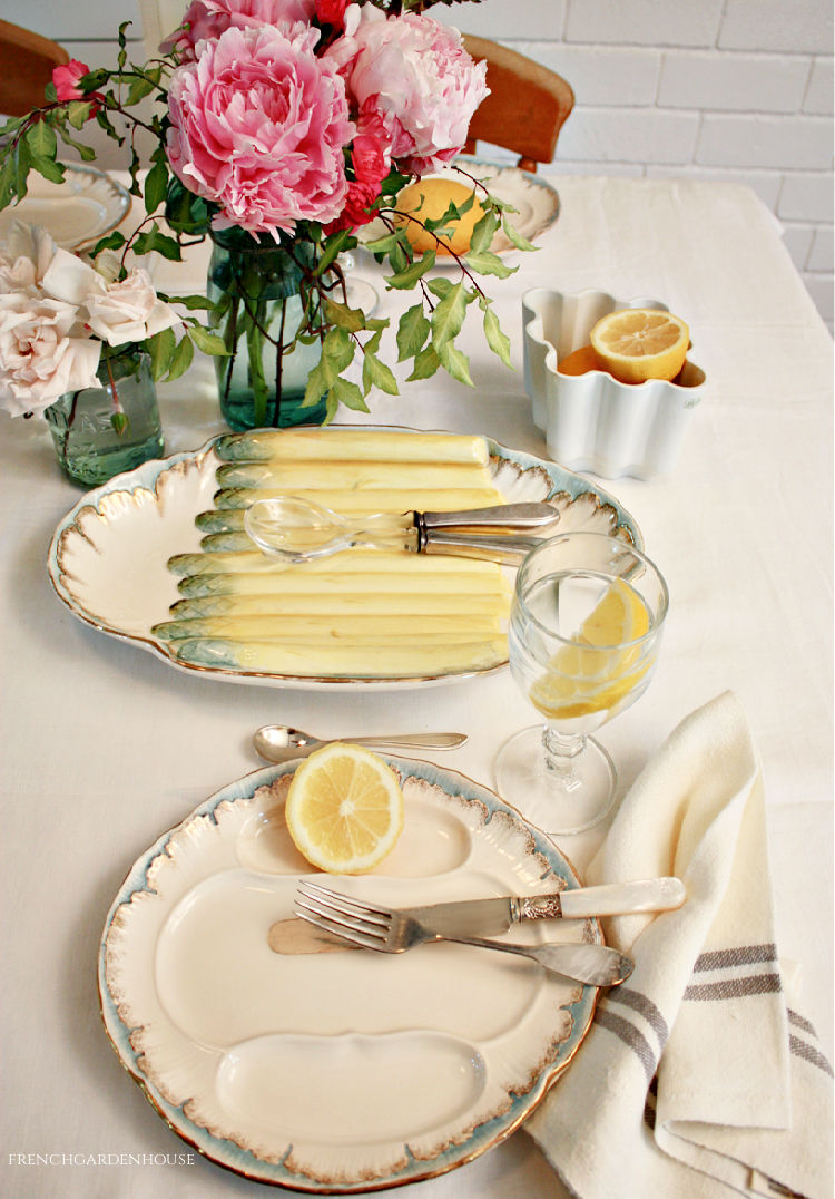 Pink peonies for summer tablesetting