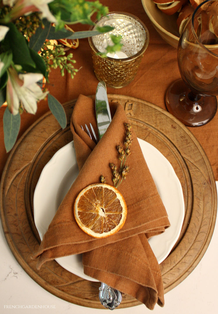 Warm Thanksgiving Table in Autumn Colors